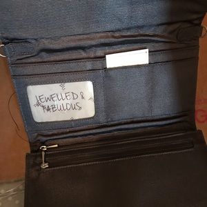 Scene stealer clutch